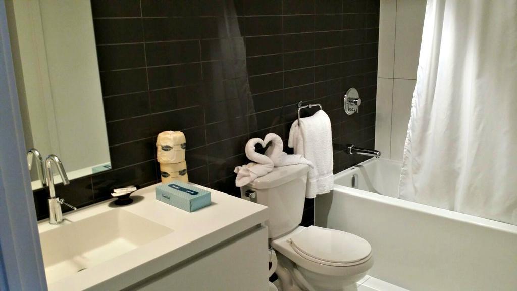 Pelicanstay In Toronto Entertainment District エクステリア 写真